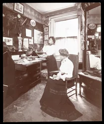 Mlle Margaret Mayo et amie, 1903